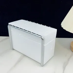 Caja de almacenamiento blanca minimalista moderna con marco de metal adorno de escritorio.
