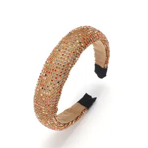 Vue détaillée du serre-tête rembourré en strass colorés, accessoire de cheveux style baroque.