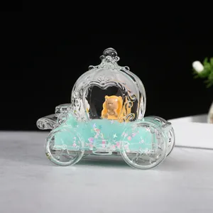 Transparant vloeibaar pompoenwagenspeelgoed ornament detail met glitter en schattige beer.
