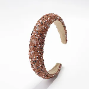 Diadema marrón ancha y acolchada con diseño de abalorios texturizados, accesorio.