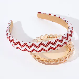 Dettaglio cerchietto perlato chevron rosso bianco, accessorio capelli perla cristallo copricapo retro