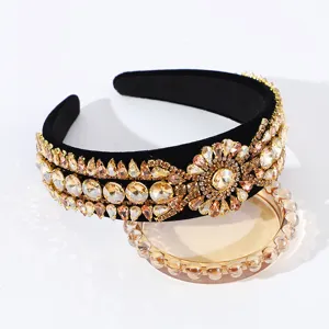 Vista detallada de diadema de terciopelo negro con pedrería de lujo, accesorio para el cabello.