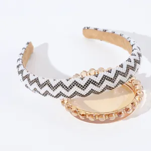Elegante fascia per capelli a zig-zag con perle e strass, cerchietto vintage, accessori moda chic.