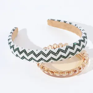 Vista dettagliato del cerchietto per capelli con perle e strass a zig-zag verde e bianco rifinito.