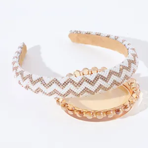 Cerchietto chic in perle e strass con motivo chevron, elegante accessorio per capelli.