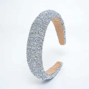Vue détaillée d'un serre-tête rembourré étincelant en strass argentés pour femme.