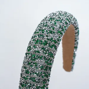 Vue détaillée du serre-tête rembourré en strass cristal scintillant vert argent accessoire.