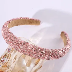 Détail de serre-tête strass scintillant rose, large bandeau élégant pour mode féminine.