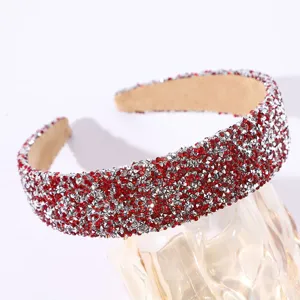Vue détaillée d'un serre-tête étincelant en strass, cristaux rouges et argentés, accessoire