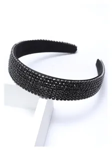 Vue détaillée du serre-tête large étincelant en strass noirs, accessoire de mode élégant.