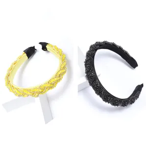 Vue détaillée de serre-têtes tressés en strass cristal baroque faits main en jaune et noir.