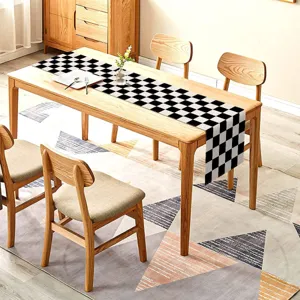 Moderne minimalistische zwart-witte geruite linnen tafelloper voor de eetkamerdecoratie.