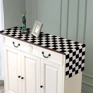 Zwart-wit geruite tafelloper, geometrisch linnen tafelkleed voor decoratie van de eettafel in huis.