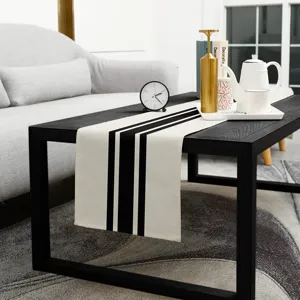 Moderne zwart-witte linnen tafelloper met strepen voor een elegante woonkamer tafeldecoratie.