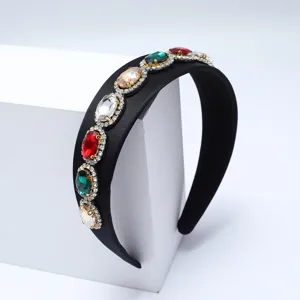 Dettaglio cerchietto strass barocco con cristalli colorati e elegante fascia larga in raso.