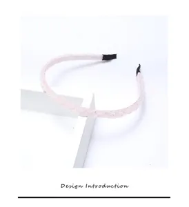 Serre-tete tresse perles rose fait main vue detaillee accessoire de mode feminin