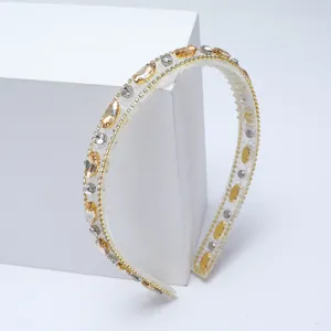 Gros plan détail du serre-tête étincelant en strass avec des cristaux colorés, accessoire chic.