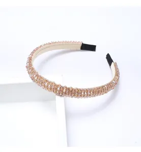 Vue détaillée du serre-tête en perles de cristal dégradé, accessoire élégant et minimaliste.