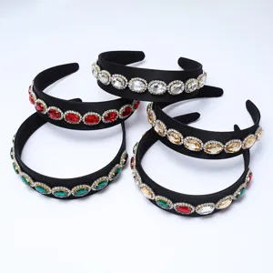 Dettaglio in primo piano della fascia per capelli nera barocca vintage decorata con strass.