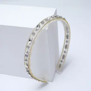 Vue détaillée du serre-tête fin orné de strass, accessorio de cheveux en cristal étincelant.
