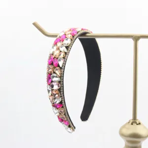 Vue détaillée du serre-tête large en strass avec cristaux colorés, accessoire de cheveux chic.