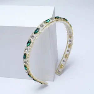 Détail de serre-tête en strass cristal, accessoires de cheveux émeraude et diamants étincelants.