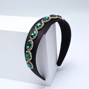 Cerchietto largo in raso nero stile vintage barocco decorato con strass di cristallo verde.