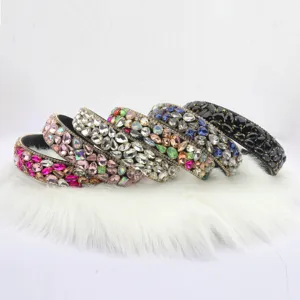 Vue rapprochée du serre-tête en strass de luxe, cristaux scintillants, accessoire de mode élégant.