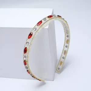 Serre-tête baroque étincelant avec strass rouges élégant accessoire de cheveux pour femme.