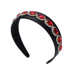 Cerchietto largo in raso nero barocco con strass ovali rossi e cristalli scintillanti.