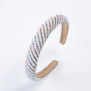 Elegante cerchietto per capelli con perle e strass, accessorio chic colorato per donna.