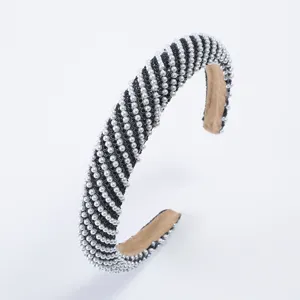 Elegante cerchietto per capelli con perle e strass, accessorio chic e versatile per donne.