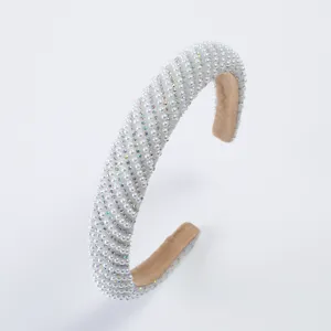 Cerchietto imbottito bianco elegante con perle e strass, accessorio capelli brillante.