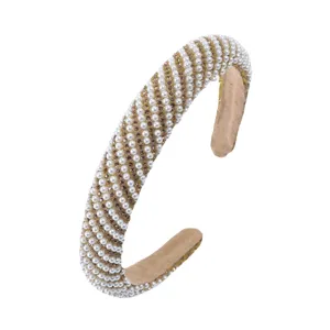 Cerchietto chic in perle e strass con design a righe diagonali per accessorio capelli da donna.