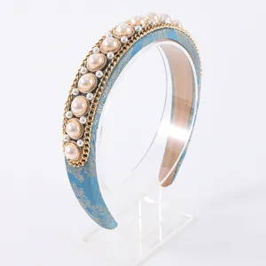 Serre-tête en tissu bleu avec perles et chaîne dorée, accessoire de cheveux vintage élégant.