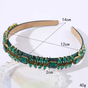 Gros plan détaillé du serre-tête luxueux en cristal vert foncé avec des pierres étincelantes.