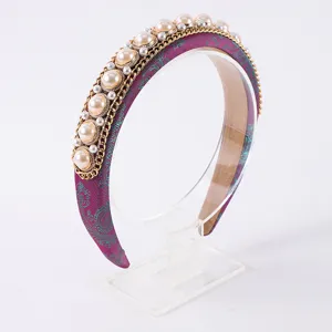 Serre-tête rembourré perlé violet élégant avec chaîne dorée, accessoire de mode chic.