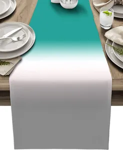 Farbverlauf Tischlaeufer Detailansicht, elegante Stoff Tischdeko fuer Esszimmer.