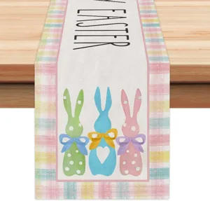 Chemin de table de Pâques avec lapin mignon et motif à carreau, superbe déco printanière.