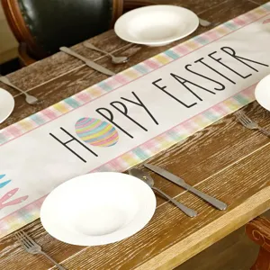 Chemin de table de Pâques en lin détail avec motif d'œuf coloré pour déco festive.