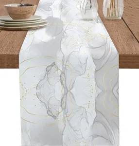 Moderner abstrakter Tischläufer Detail, graues goldenes Design für Esszimmertisch.