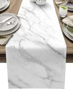 Weisse Marmor Muster Tischlaeufer Detail, elegante Esstisch Dekoration und feiner Leinen Stoff.
