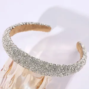 Vue détaillée du serre-tête rembourré en strass étincelant, accessoire de cheveux élégant femme.