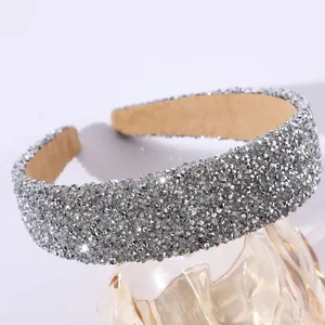 Vue détaillée du serre-tête scintillant en strass argenté, surface de cristaux brillante.