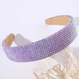 Détail de serre-tête en strass violet, accessoire de cheveux en cristal scintillant femme.