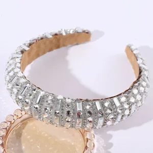 Gros plan détaillé du serre-tête large en strass de luxe, élégant cerceau à cheveux cristal.