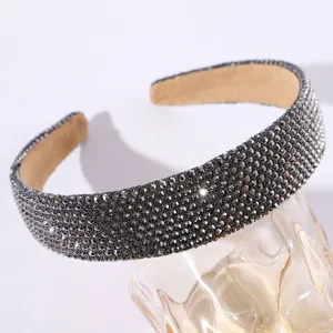 Gros plan detaille sur le serre-tete large en strass brillant aux cristaux eclatants.