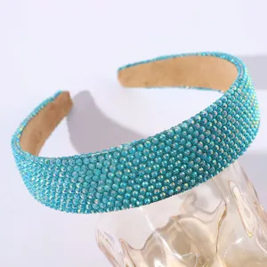 Gros plan détaillé du serre-tête en strass turquoise vif, mettant en valeur l'éclat des cristaux.