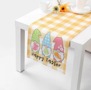 Runner da tavola di Pasqua a quadretti gialli e simpatici gnomi per decorazione primaverile.