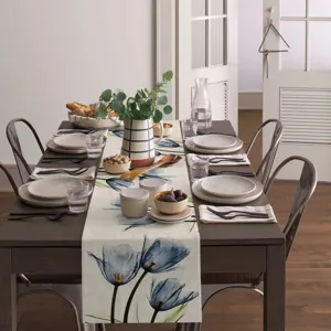 Camino de mesa de lino con tulipanes azules para decoración de comedor elegante